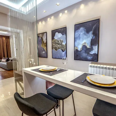 Main Square Apartment *