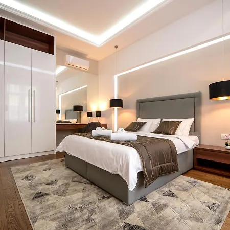 Main Square Apartment *