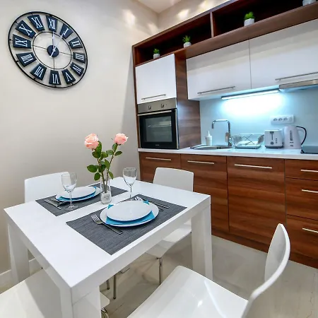 Main Square Apartment *
